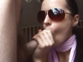 Брюнетка с маленькими сиськами развлекается с любимым парнем