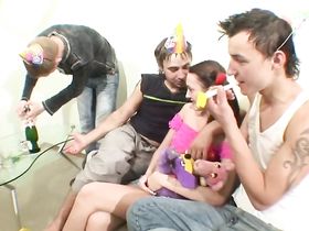 Пьяная девушка на дне рождения трахается с тремя друзьями в киску