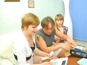 Мужик приносит телефон двум зрелым мамкам и имеет их в пилотки