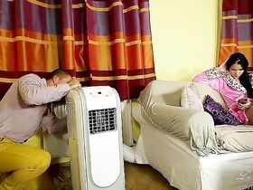 Мужик не починил обогреватель, но занялся сексом с брюнеткой